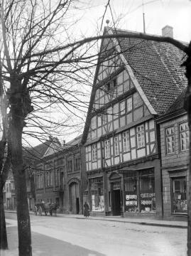 300 Jahre altes Fachwerkhaus: Kurzwarengeschäft Gebrüder Mattenklott, Judenstraße (später Rathausstraße 3)