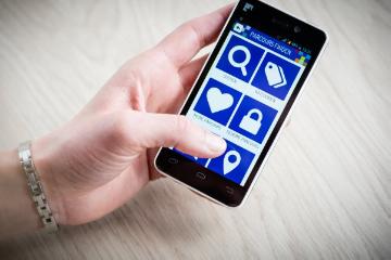 Digitale Lernmedien 2017: Ein Smartphone mit geöffneter BIPARCOURS-App der Bildungspartner NRW, einem multimediales Lernwerkzeug.