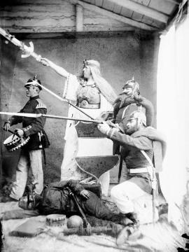 "Germania" - Theateraufführung der freiwilligen Feuerwehr Harsewinkel (1886? 1895?). In der weiblichen Hauptrolle: Joseph Buchmann, Mitbegründer der Feuerwehr.
