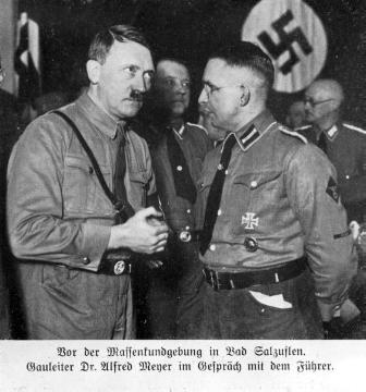 Wahlkampfkundgebung in Bad Salzuflen: Adolf Hitler im Gespräch mit Dr. Alfred Meyer, 1931-1945 NSDAP-Gauleiter für Westfalen-Nord, ab 1938 auch Oberpräsident der Provinz Westfalen