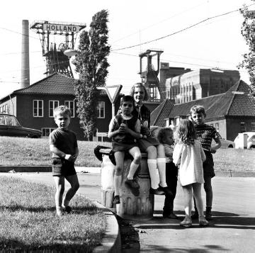 Spielen in einer Bergmannssiedlung bei Zeche Holland, Bochum-Wattenscheid. Undatiert, um 1970 [?]