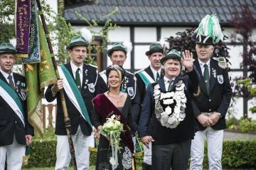 Schützenfest Brochterbeck 2015: Rolf und Ilona Lürwer, das neue Königspaar des Bürgerschützenvereins 1846, am Tag der Königsfeier - Schützenmontag, 1. Juni 2015.