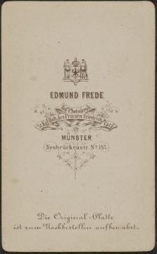 Fotoatelier Edmund Frede, Neubrückenstraße: Rückseite einer Fotografie auf Karton im "Carte de Visite"-Format 6 x 9 cm mit Signet des Fotografen - als Werbemaßnahme zur Verbreitung der Fotografie gebräuchlich zwischen 1860 und 1915.