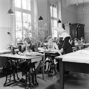 Arbeitsdienst in der Näherei, St. Johannes-Stift Marsberg, 1955: Beschäftigungstherapie für weibliche Zöglinge der Westfälischen Klinik für Kinder- und Jugendpsychiatrie.