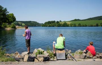 Angler an der Listertalsperre bei Drolshagen-Kalberschnacke