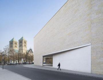Neubau des LWL-Museums für Kunst und Kultur, Münster - eröffnet 2014 (Staab Architekten, Berlin): Seitenfront an der Pferdegasse mit Blick auf den Paulusdom.