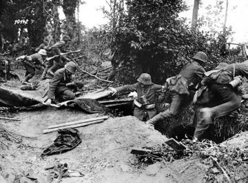 Infanterie im Ersten Weltkrieg: Deutsche Soldaten verlassen den Schützengraben zum Angriff