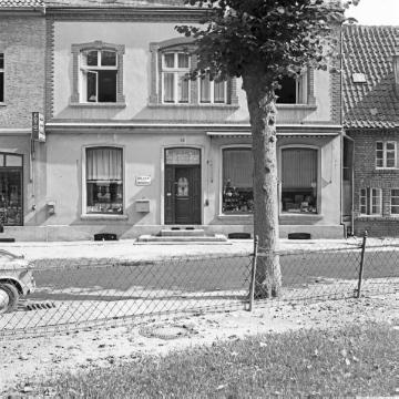 Harsewinkel, 1955: Haus Ernst Jäger mit Fotoatelier und Ladengeschäft für Haushalts- und Geschenkartikel am Kirchplatz 179. Rechts angeschnitten: Erweiterungsbau von 1939 auf dem Nachbargrundstück Kirchplatz 178.