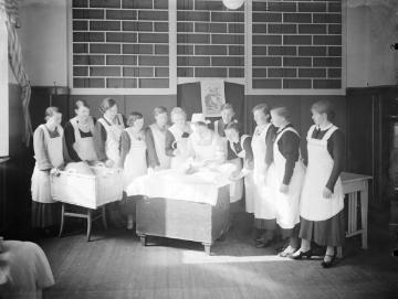 Krankenhaus Harsewinkel: Säuglingspflegekurs [für Schwesternschülerinnen?] im St.-Lucia-Hospital. Undatiert, um 1930?