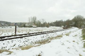 Brochterbeck von Nordwesten - Blick aus Richtung "Zu den Klippen", Februar 2015. Im Vordergrund: stillgelegte Schienentrasse der "TeutoExpress"-Bahn.