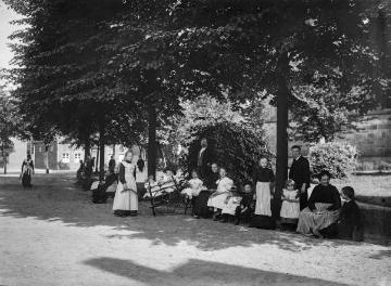 Harsewinkel, um 1905: Buchbinder und Fotograf Johann Hermann Jäger und Ehefrau Gertrud (beide Mitte) mit ihren jüngsten Töchtern und Nachbarn am St. Lucia-Kirchplatz.