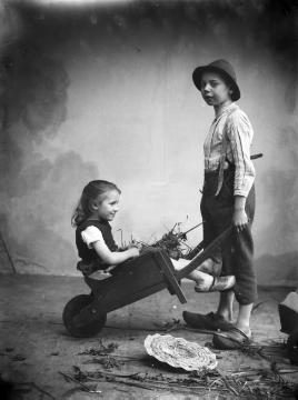 Ernst Jäger (1886-1963) und Halbschwester Maria-Elisabeth "Lilli", um 1898 - Kinder des Fotografen Johann Hermann Jäger (1845-1920). Atelier Jäger, Harsewinkel.