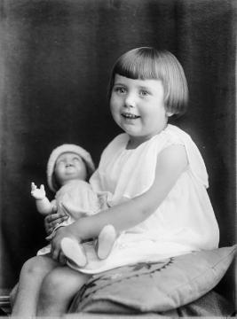 Irene Jäger (*1928) um 1932 - die jüngste von drei Töchtern des Fotografen Ernst Jäger und Ehefrau Agnes. Atelier Jäger, Harsewinkel.