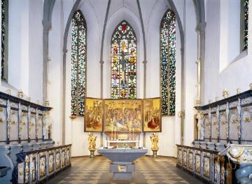 Kath. Pfarrkirche St. Laurentius, Chorraum mit Flügelalter und barockem Chorgestühl, 1. Hälfte 18.Jh.
