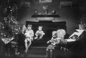 Weihnachten im Hause Jäger, Harsewinkel, 1929: Magret Jäger (links) mit ihren Schwestern Agnes und Baby Irene, Kinder des Fotografen Ernst Jäger und Ehefrau Agnes.