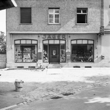 Harsewinkel, 1955: Haus Ernst Jäger mit Fotoatelier und Ladengeschäft für Haushalts- und Geschenkartikel am Kirchplatz 179. Ansicht des Erweiterungsbaus von 1939 auf dem Nachbargrundstück Kirchplatz 178.