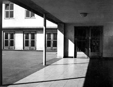 Heriburg-Hauptschule, Türen im Eingangsbereich