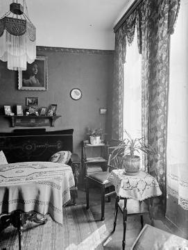 Das "kleine Wohnzimmer" im Haus des Buchbinders und Fotografen Johann Hermann Jäger am Kirchplatz 179, Harsewinkel. Undatiert, um 1910?