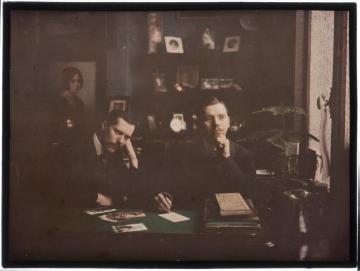 Heinrich Jäger (links) mit Bruder Ernst, Fotograf in Harsewinkel, in seinem Fotoatelier in Gent, eröffnet 1907, geschlossen 1919 wegen Ausweisung Heinrichs aus Belgien nach Ende des Ersten Weltkriegs. Autochrom, undatiert, um 1914?