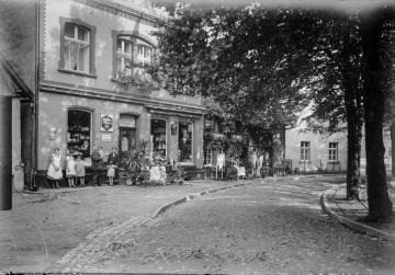 Harsewinkel, 1938: Haus Ernst Jäger mit Fotoatelier und Ladengeschäft für Haushalts- und Geschenkartikel, Kirchplatz 179. Vor dem Eingang: Ernst und Agnes Jäger mit ihren Kindern.