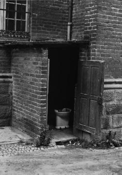 Landesheilanstalt für Psychiatrie Lengerich, Renovierung 1954-1957: Außentoilette Gebäude Männer CI vor dem Umbau.