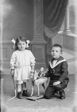 Geschwister Maria (*1910) und Hermann Springer, Kinder von Anton und Margret Springer (*Jäger) aus Buer. Atelier Jäger, Harsewinkel. Undatiert, um 1914?