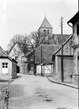 Dorfansicht mit Torhaus (Wahrzeichen der Stadt) und Turm von St. Dionysius, um 1940?