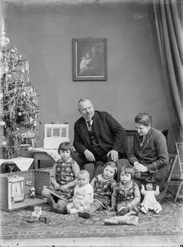Weihnachten bei Familie Jäger, Harsewinkel, um 1930: Fotograf Ernst Jäger und Ehefrau Agnes mit Ihren Kindern Margret, Agnes, Irene und Baby Hermann.