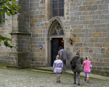 Ev. Kirche Brochterbeck - am Tag des des traditionellen Gemeindefestes, September 2015: Die Gemeinde auf dem Weg zum Gottesdienst.