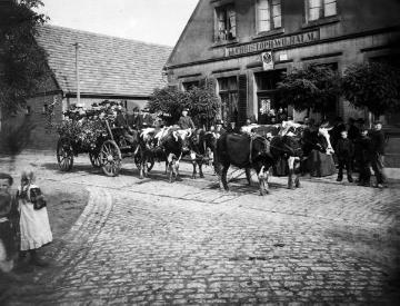 Harsewinkel, 1905: Hochzeitsgesellschaft Specht vor Gasthof Wilhalm [vormals Gasthof Koch].