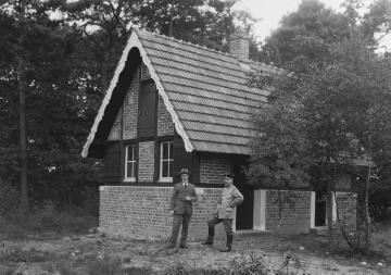 Ornitologe Dr. Hermann Reichling (links) und vor dem Haus des Vogelwärters im Vogelschutzgebiet Gelmerheide bei Münster - undatiert, um 1920.