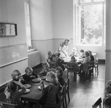 Kinderheim Haus Sythen: Mädchen bei der Mittagsmahlzeit