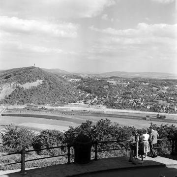 Weser und Jakobsberg bei Porta Westfalica - Blick vom Kaiser-Wilhelm-Denkmal auf dem Wittekindsberg. Auf der Spitze des Jakobsbergs: Fernmeldeturm am Standort des 1952 abgerissenen Bismarckturms.