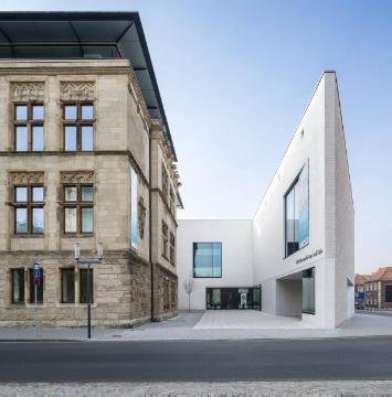 Neubau des LWL-Museums für Kunst und Kultur, Münster - eröffnet 2014 (Staab Architekten, Berlin): Eingangsfront der 14 Meter hohen Eingangshalle (Mitte), Richtung Domplatz mit Durchgangsverbindung zum Platz an der Ägidiistraße.