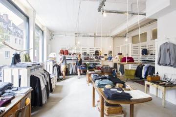 Junge Mode in Münster - der "Reverie Shop" auf der Aegidiistraße, spezialisiert auf kleine Mode-Labels aus nachhaltiger Produktion und gelegentlich Veranstaltungsort für Kunst-, Kultur- und soziale Projekte.