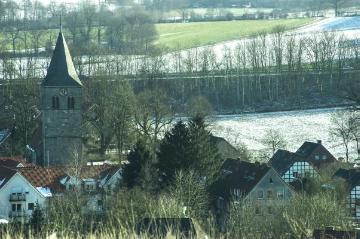 Brochterbeck mit evangelischer Kirche, Februar 2015 - Blick von Westen aus Richtung Kleeberg.