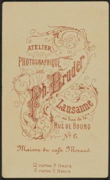 Fotoatelier Philippe Bruder, Lausanne: Rückseite einer Fotografie auf Karton im "Carte de Visite"-Format 6 x 9 cm mit Signet des Fotografen - als Werbemaßnahme zur Verbreitung der Fotografie gebräuchlich zwischen 1860 und 1915.