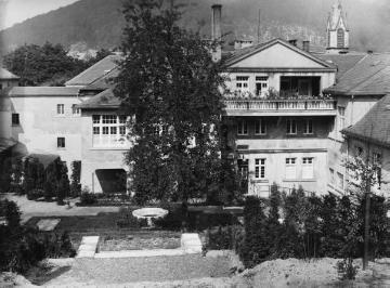 Provinzial-Heilanstalt Marsberg, Wirtschaftsgebäude von der Gartenseite, um 1928? Anstaltsgründung 1816 als Provinzial-Irren-Anstalt Westfalen, später Westfälische Klinik für Psychiatrie. Undatiert.