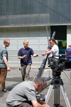 Dreharbeiten zum Film „Die Menschen und der See. Landschaftsraum Bigge-Lister": Das Filmteam des LWL-Medienzentrums beim Aufbau eines Kamerakrans am Biggekraftwerk in Attendorn