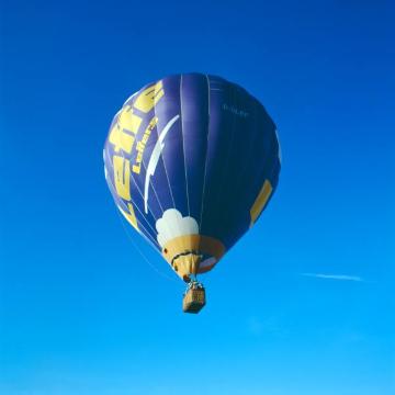 Montgolfiade, Werbeballon des Kaufhauses Leffers während der Fahrt