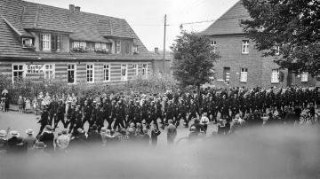 Festzug zum 50-jährigen Jubiläum der Freiwilligen Feuerwehr Harsewinkel, vom Urheber datiert auf 1936 (Gründung der Freiwilligen Feierwehr 1884).