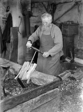 Holzschuhmacher beim Aushöhlen eines Rohlings mit dem Löffelbohrer
