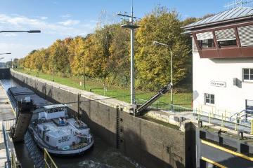 Schleusenkanal Lahde mit Schleuse Petershagen-Windheim an der Mittelweser, Oktober 2016