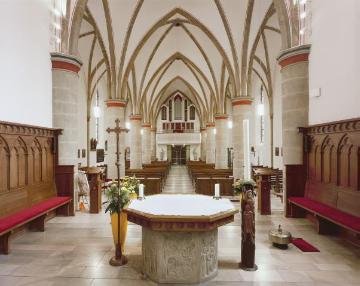 St. Peter und Paul-Kirche, Brochterbeck: Kirchenschiff Richtung Orgelempore - neugotische Hallenkirche, eingeweiht 1860. Im Vordergrund: Chor mit Wandvertäfelung von 1980. 