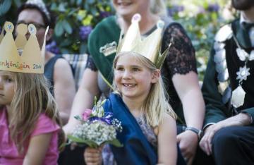Kinderschützenfest des Familienzentrums St. Peter und Paul - Brochterbeck 2015: Die neue Kinderschützenkönigin Lucia Heukamp. Pfarrgarten an der Moorstraße.