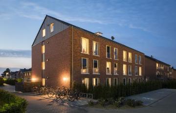 Siedlung "Zum Schultenhof“, Münster-Roxel - Mehrfamilienhäuser mit jeweils 8 städtischen Wohnungen für 50 Flüchtlingsfamilien nebst Gemeinschafts- und Kinderbetreuungsraum, fertiggestellt 2015.