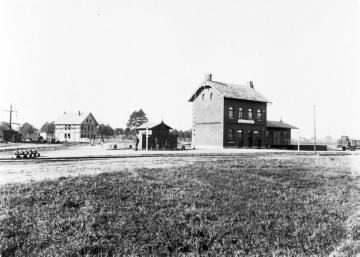 Bahnhof Harsewinkel an der Teutoburger-Wald-Eisenbahn (TWE) von Ibbenbüren über Lengerich und Gütersloh nach Hövelhof, erbaut um 1902. Undatiert, um 1910?