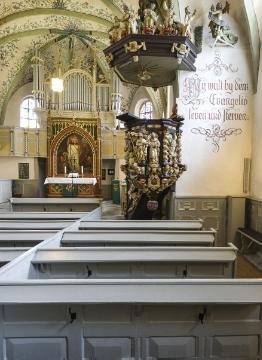 Ev. Pfarrkirche Borgeln - Kirchenhalle mit Hochaltar und Barockkanzel. Ursprüngliche Basilika von 1150/1180, Umbau zur Hallenkirche um 1712, Kanzel von 1733, Altar von 1862. 