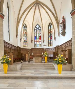 St. Peter und Paul-Kirche, Brochterbeck: Chor mit farbenprächtigen Maßwerkfenstern aus der Erbauungszeit und einer Wandvertäfelung von 1980 - neugotische Hallenkirche, eingeweiht 1860.