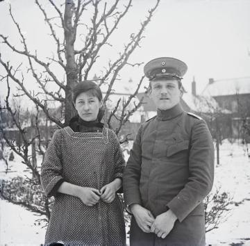 Leutnant Mötje mit einer unbekannten Frau